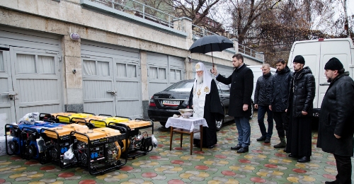 Патріарх Філарет передав на фронт електрогенератори та бензопили для потреб українських воїнів(ФОТО) Патріарх Філарет передав на фронт електрогенератори та бензопили для потреб українських воїнів(ФОТО)